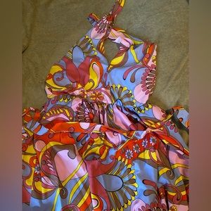 Colorful 60s-patterned maxi dress with belt